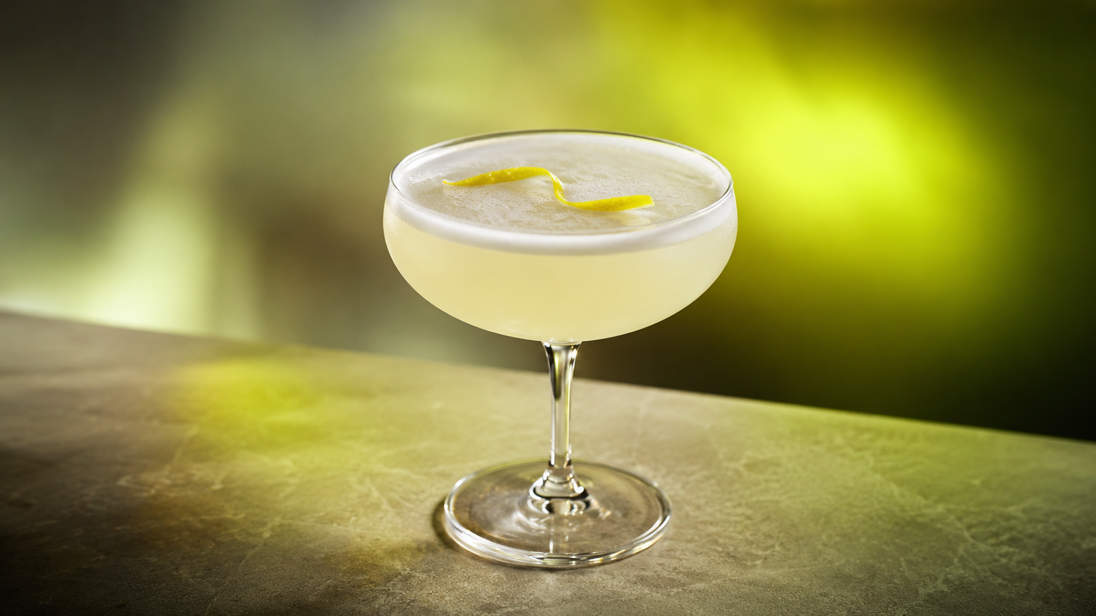 Neon Rezeptbild 232449 Gin Sour Gin Sour vor extrem unscharfem Neonhintergrund in der Farbe des Drinks