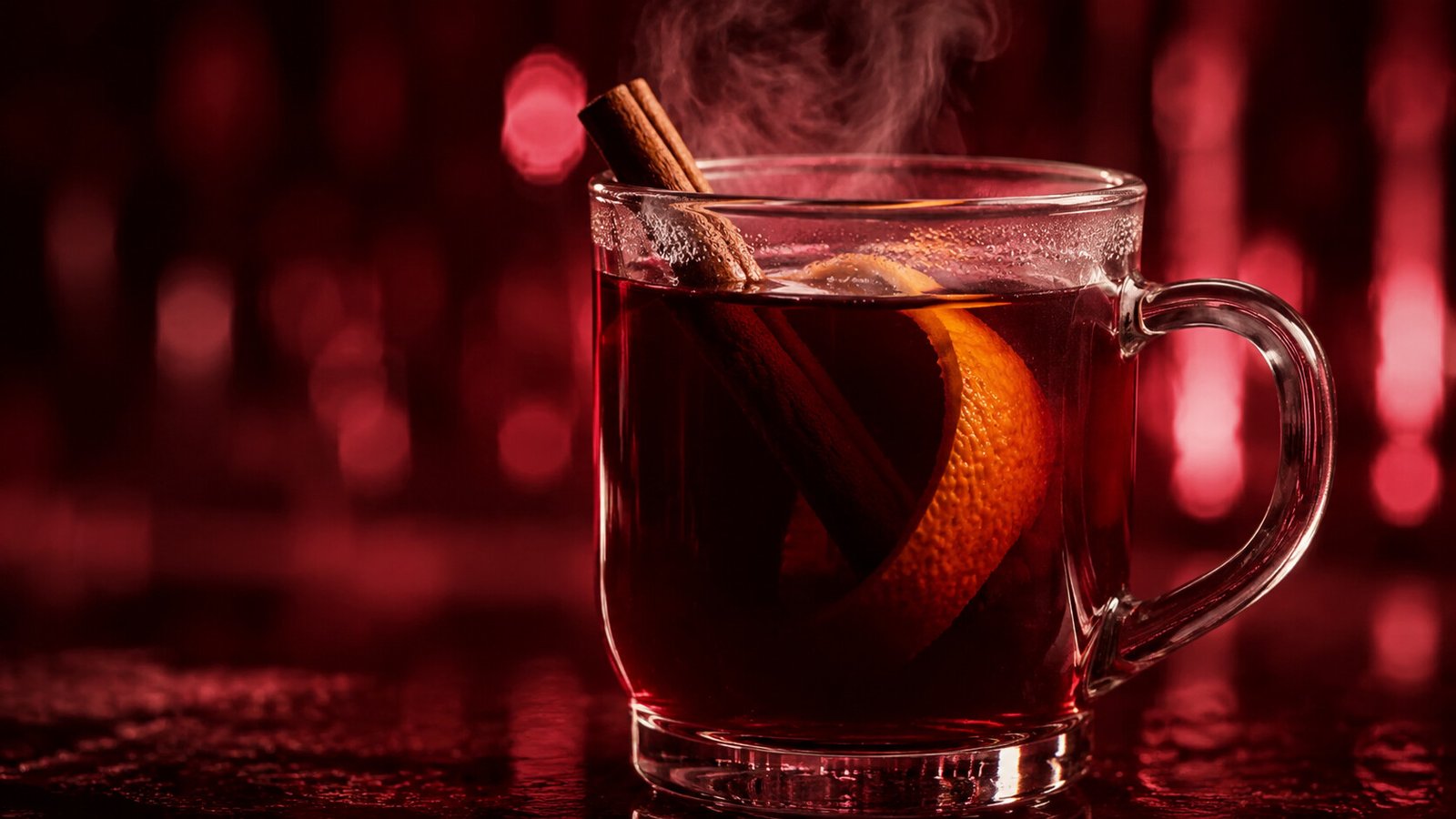 Glühwein im Glas vor warmem Licht