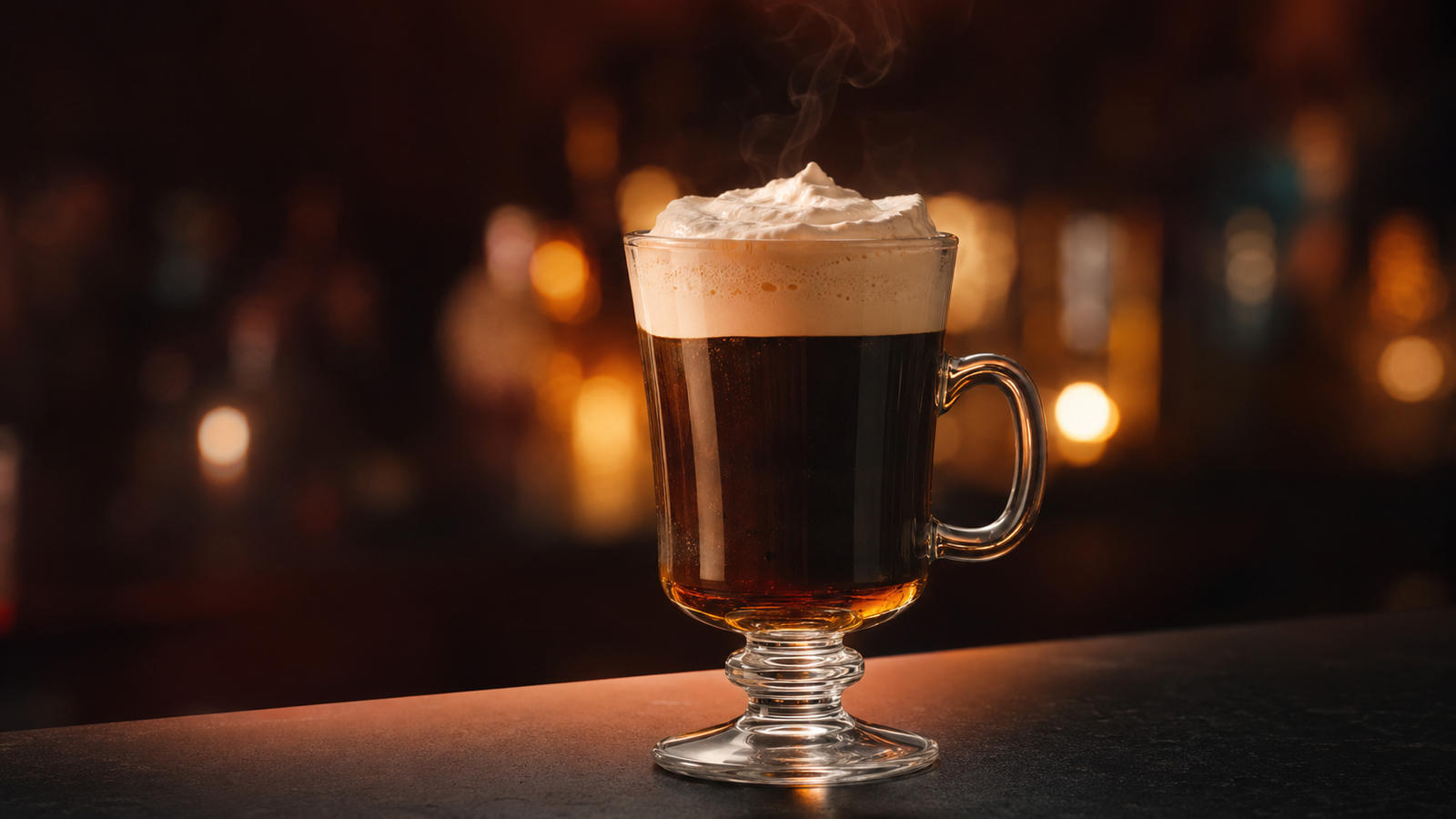 Irish Coffee vor extrem unscharfem Neonhintergrund in der Farbe des Drinks